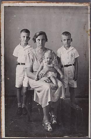 Willem Nijholt met zijn moeder, broer en zus