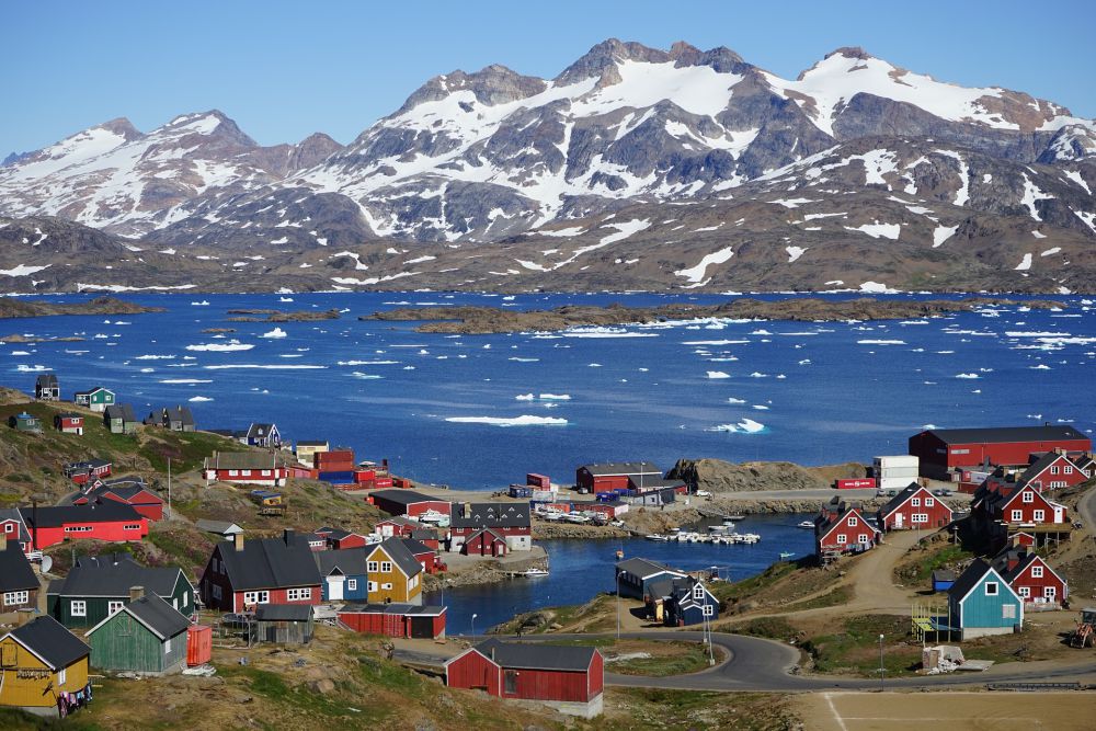 Het dorp Tasiilaq Oost-Groenland