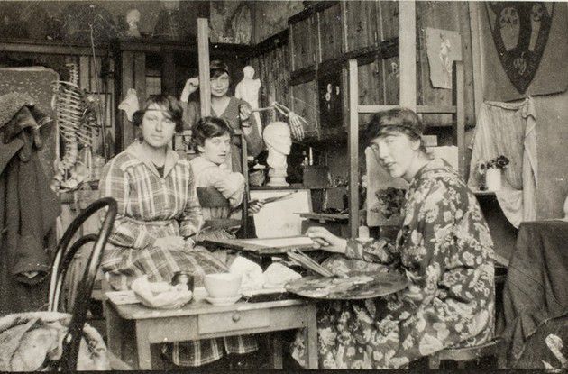 Ru Paré in het atelier van haar leermeester Albert Roelofs (1920)