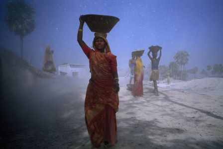 Indiase vrouw in steengroeve (Foto: William Albert Allard)
