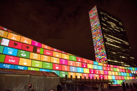 Het gebouw van de VN in New York in het teken van de Duurzame Ontwikkelingsdoelen